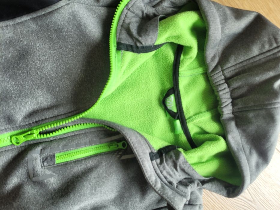 [176] Softshell w rozmiarze 122/128 + czapka z kominem.