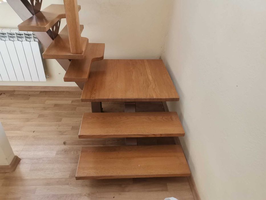 schody wewnętrzne drewniane na stalowej konstrukcji