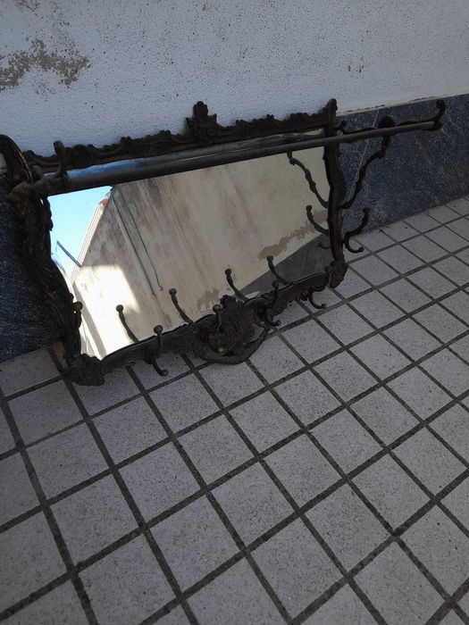 Candeeiro,  espelho e cabide antigos em latao trabalhado