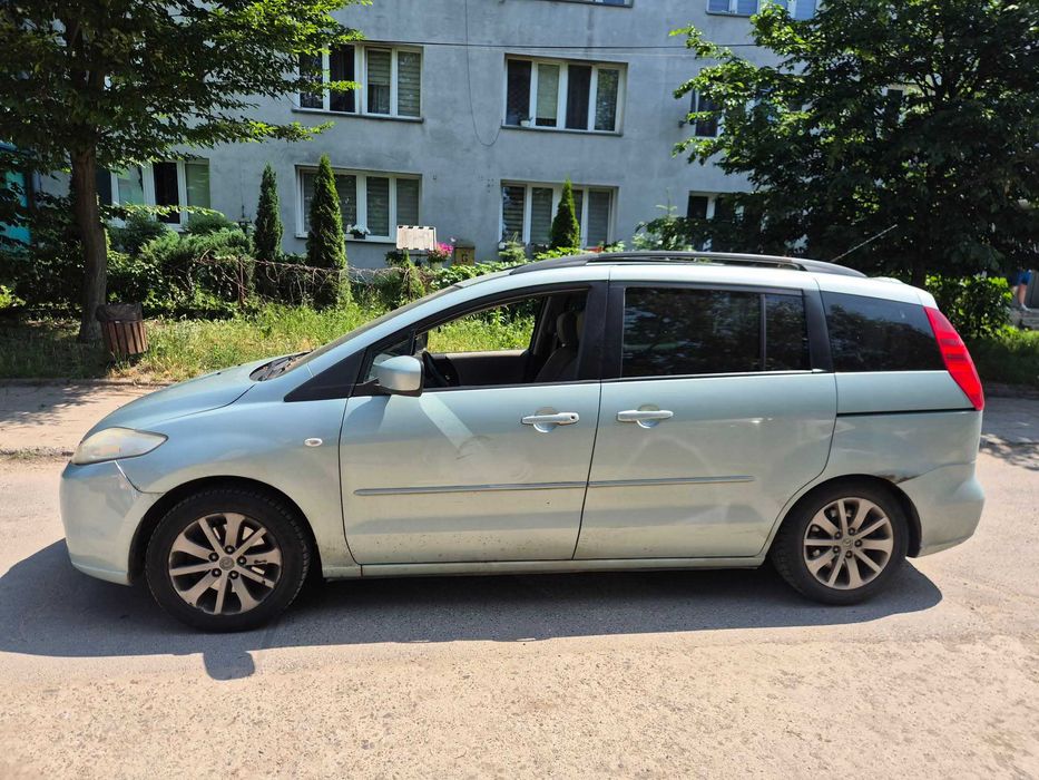 samochód mazda 5