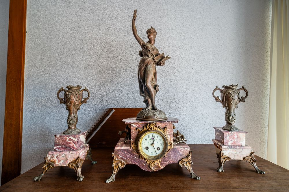 Relógio de Lareira Francês Antigo em Mármore Rosa com Escultura “La Science” – Conjunto Completo Estilo Napoleão III