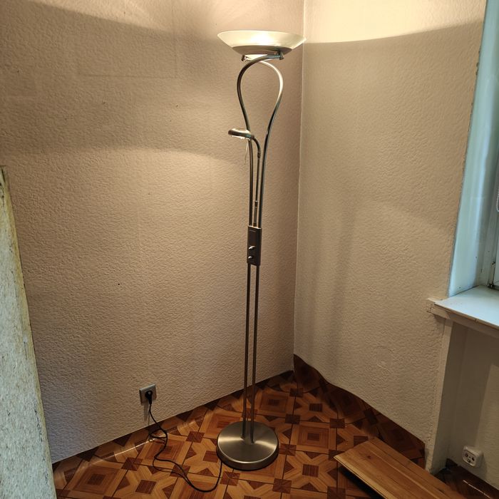 Lampa stojąca z regulacją