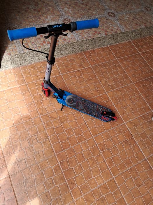 Trotinete Oxelo 2 rodas com travão no guiador e suspensão criança mid 5 grafismo azul