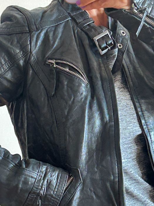 Casaco em pele com fechos em preto
