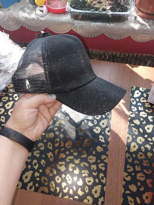 Czapeczka czarna z brokatem