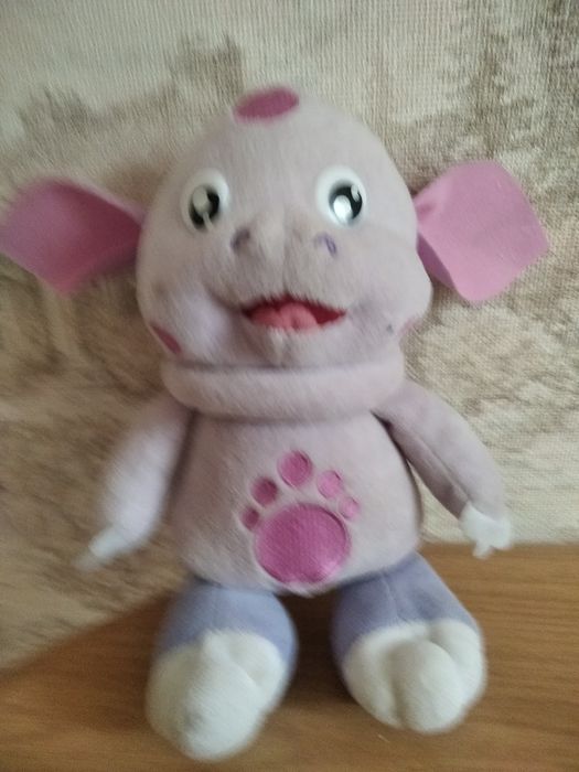 Мягкие красочные игрушки.