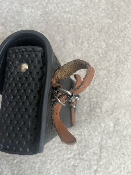 Czarna, skorzana torba na narzedzia do roweru