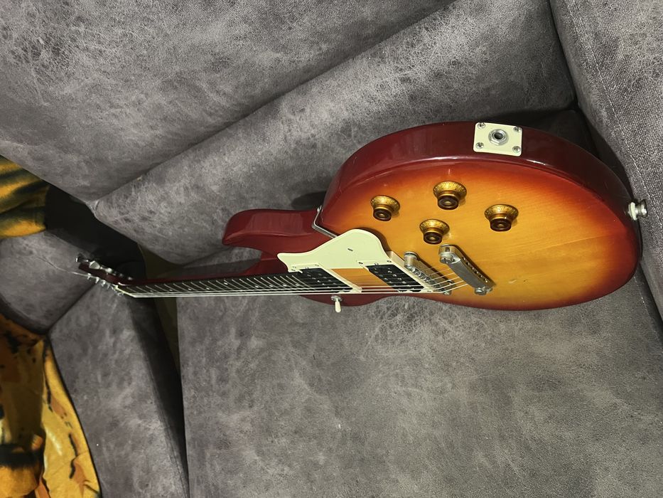 Продам электрогитара Cort CR100