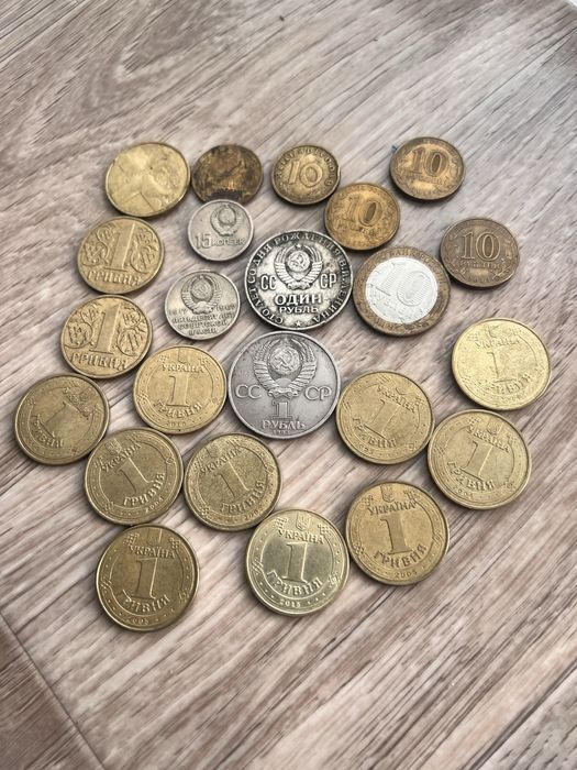 Монеты 1 гривня 1 рубль