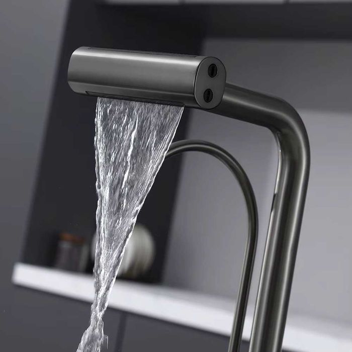 Nowoczesna duża bateria kuchenna z dodatkowym kranikiem wodospad