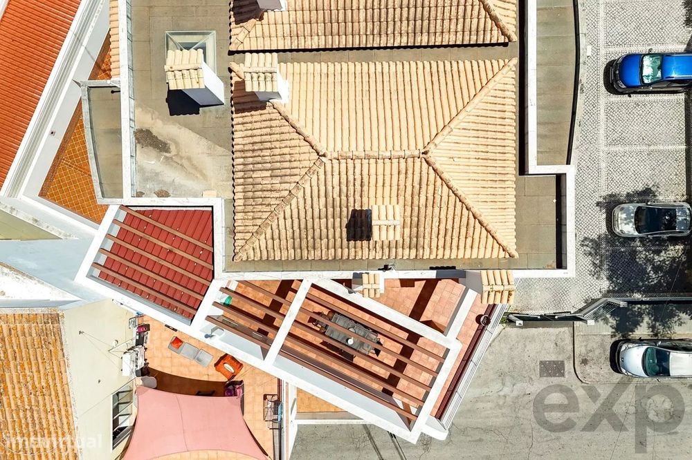 T2 mobilado com terraço e estacionamento no centro de Cabanas de Tavir