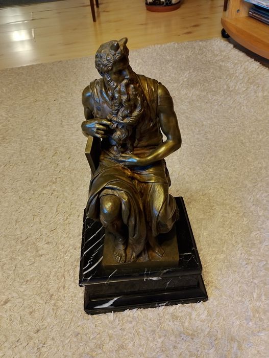 Stara figura z brązu Mojżesza