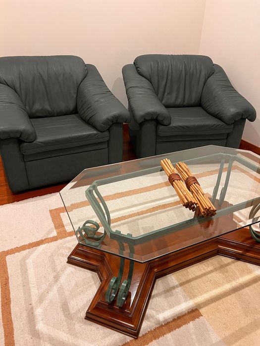 Quarto, cómoda, mesa e sofás(individual) ofereço o tapete e o colchão