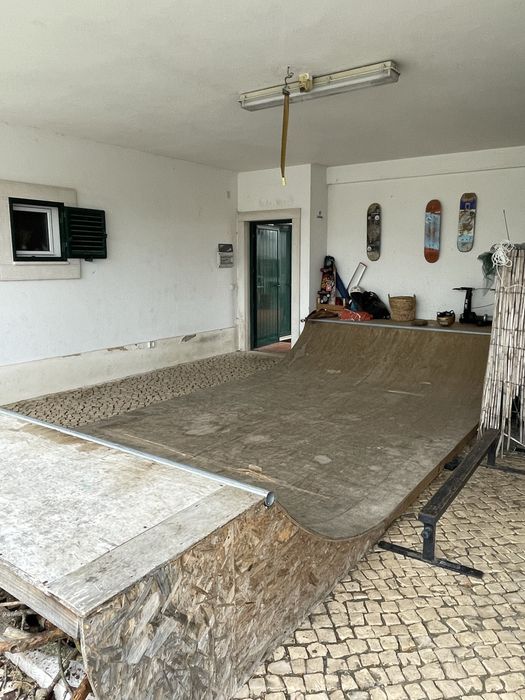 Mini rampa “half-pipe” em madeira