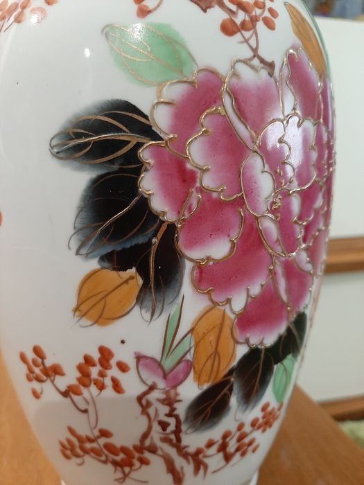 Jarrao em Porcelana com motivos orientais
Pintado com relevo
Medidas aprox: Altura 30.7 cm x largura 14 cm 
Friso com desgaste