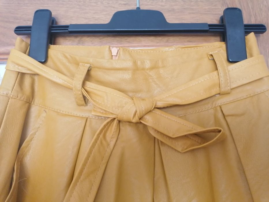 Saia em napa mostarda