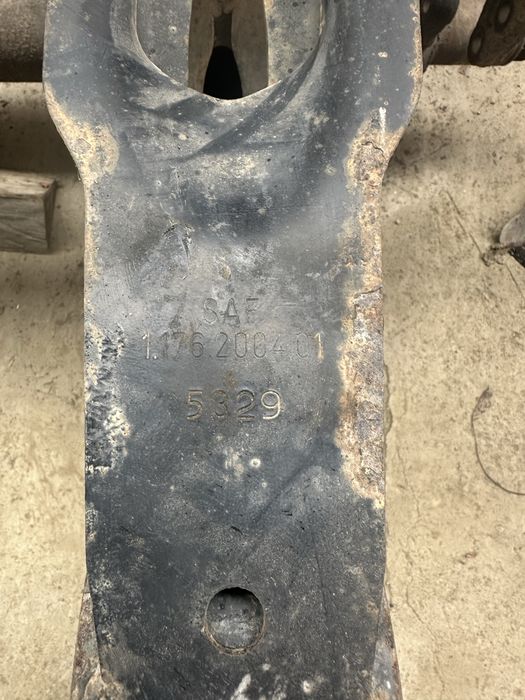 Вісь напівпречіпа гігант