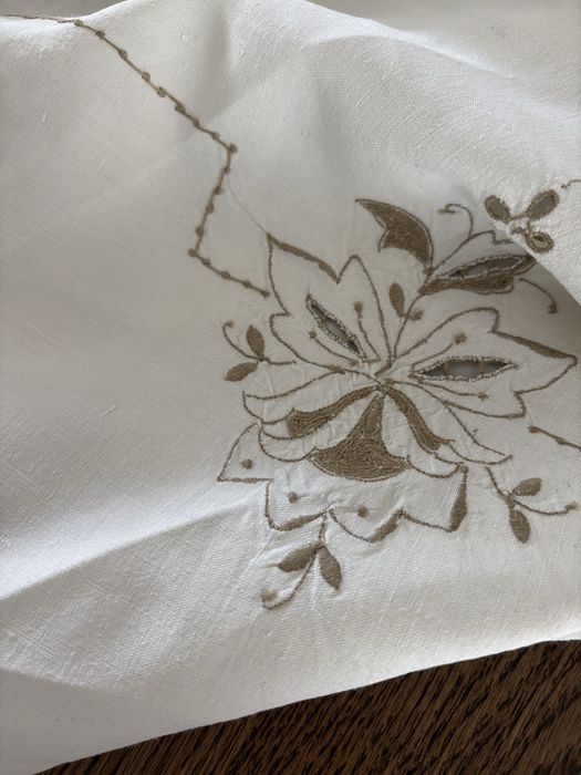 Toalha de mesa de linho com bordado feito à mão da Madeira