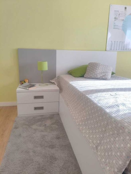Cama + mesa de cabeceira + colchão