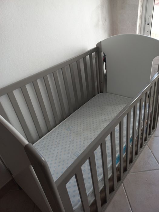 Cama de bebé com colchão