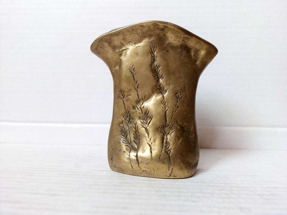 mosiężny wazon z wytłaczanymi liśćmi vintage boho