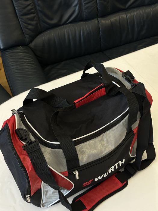 Дорожня сумка на подорожі