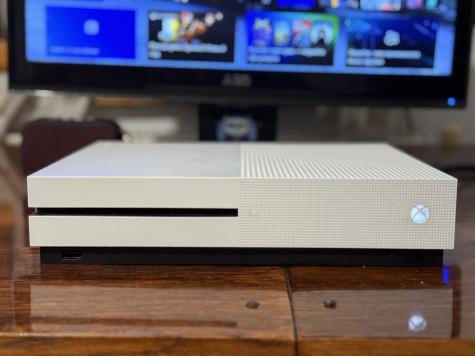 Продам xbox one s 1TB