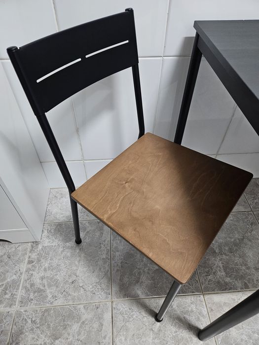 Mesa de cozinha 67x67 duas cadeiras  nova e em Excelente Estado
