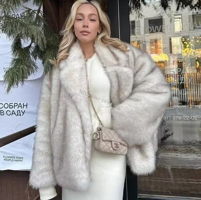 біла штучна шубка з меховими навушничками