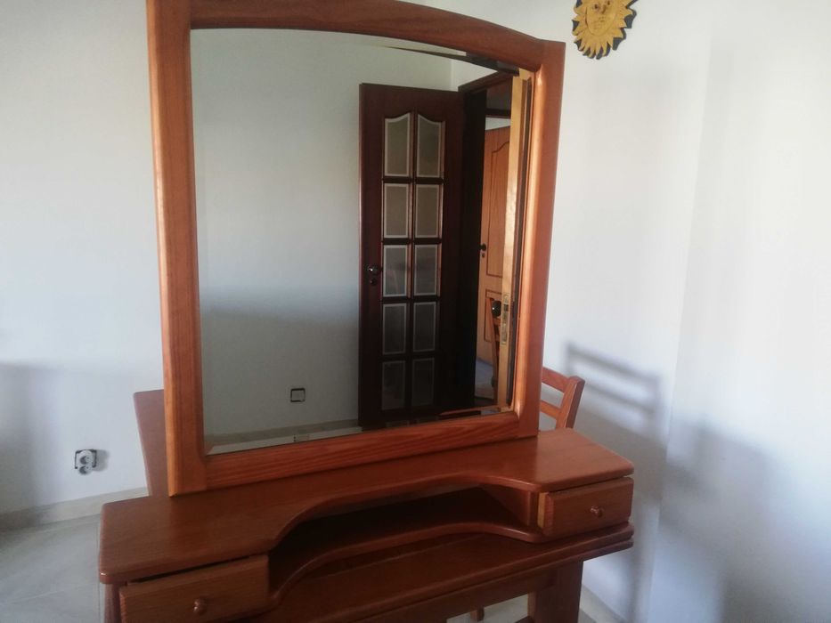 Espelho com 2 gavetas e cómoda