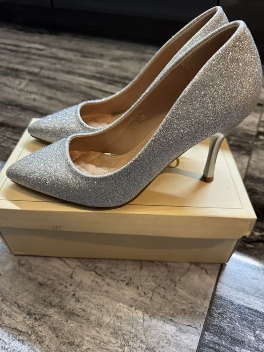 Яскраві туфлі GUKKCR