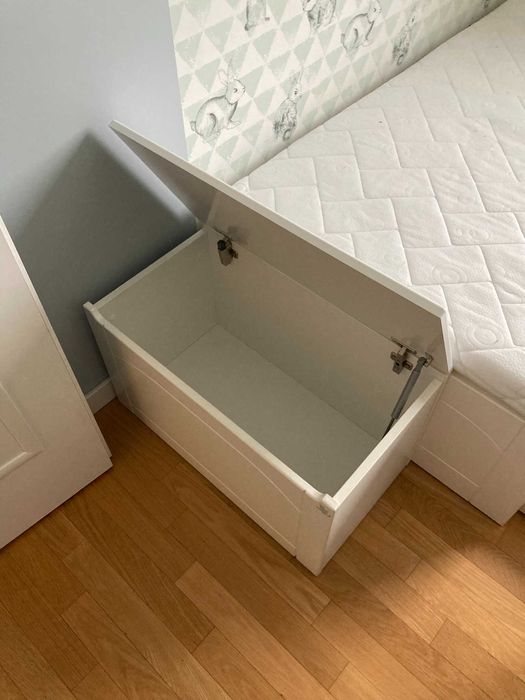 Skrzynia biała dostawiana do łóżka dziecięcego