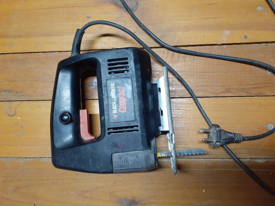 Електролобзик Black Decker
