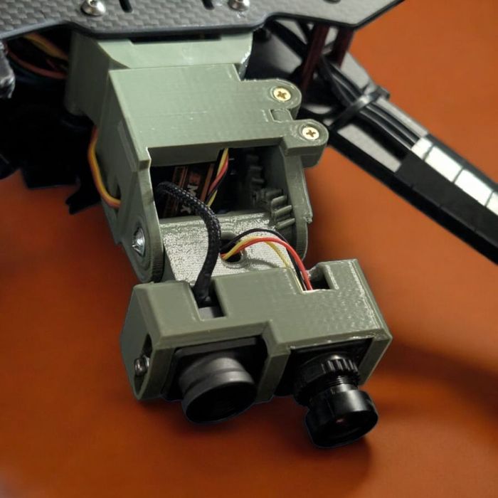 Протиударний поворотний механізм для камери FPV