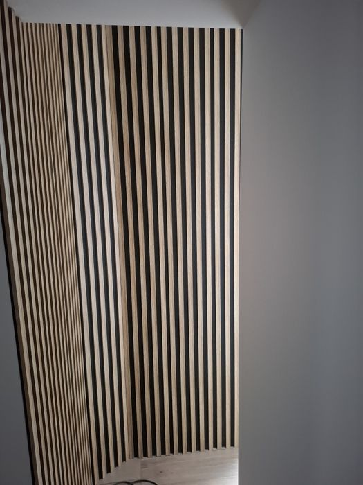 Lamele na czarnym filcu kolorze dąb