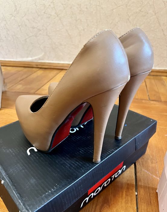 Туфлі-лабутени.              .