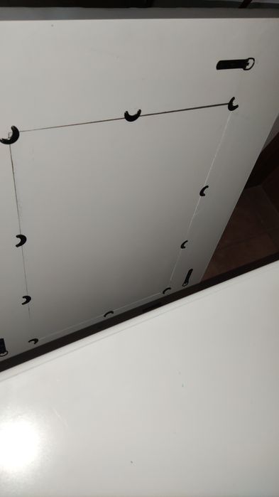 Espelho decorativo com moldura em relevo