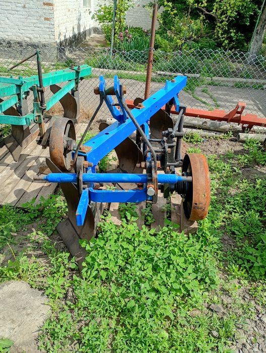 Плуг  Бомет 3-30 ПЛН 3-35 є своя доставка