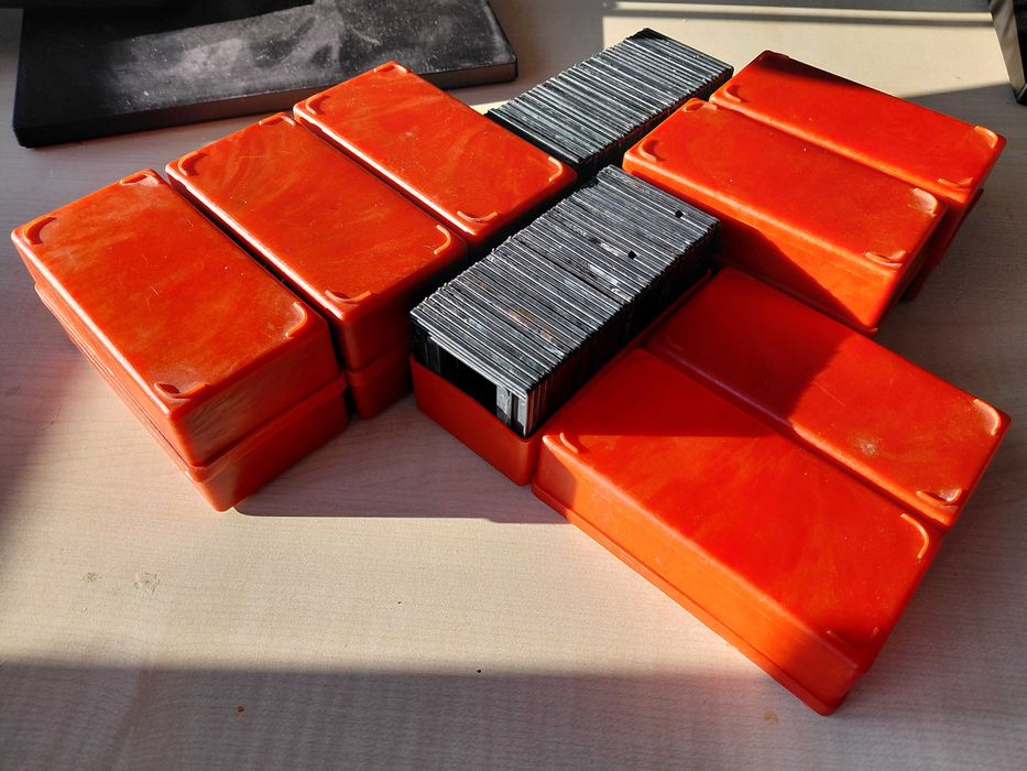 Ramki plastikowe do slajdów 50x50 mm /  okienko 24x36 mm