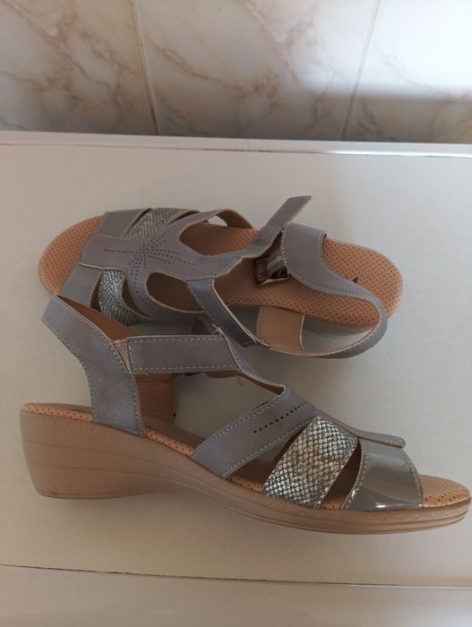 Sprzedam sandaly 40