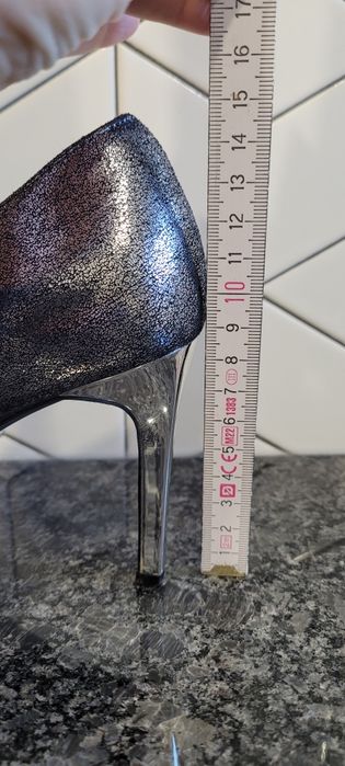 Srebrne, metaliczne błyszczące szpilki - buty na obcasie