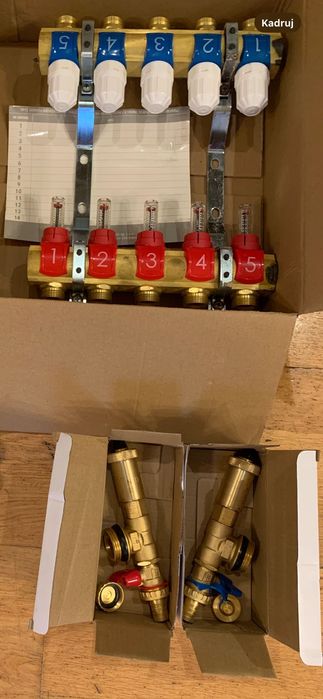 Rozdzielacz z przepływomierzami do ogrzewania na 5 obwodów komplet