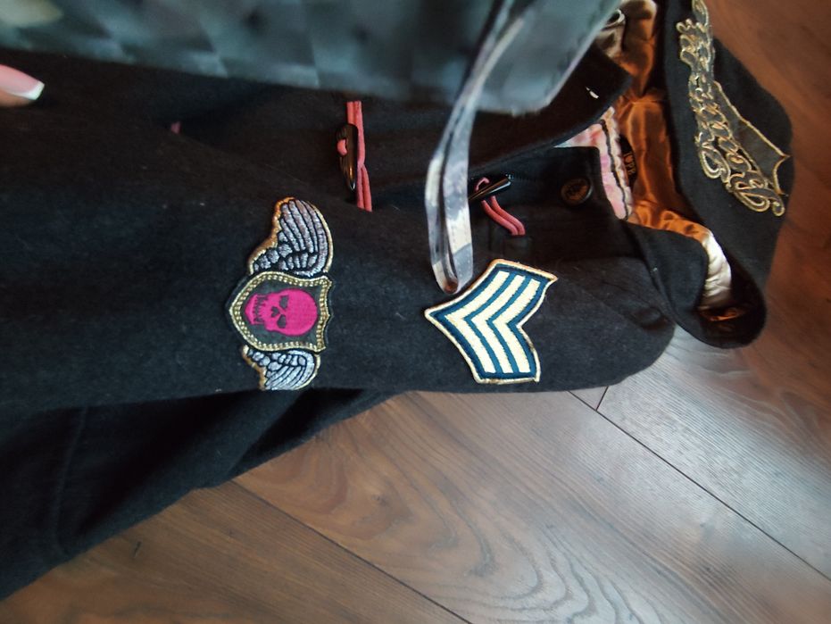 Płaszcz kurtka ocieplana rozmiar M z naszywkami