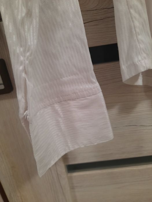 Biała koszula damska.