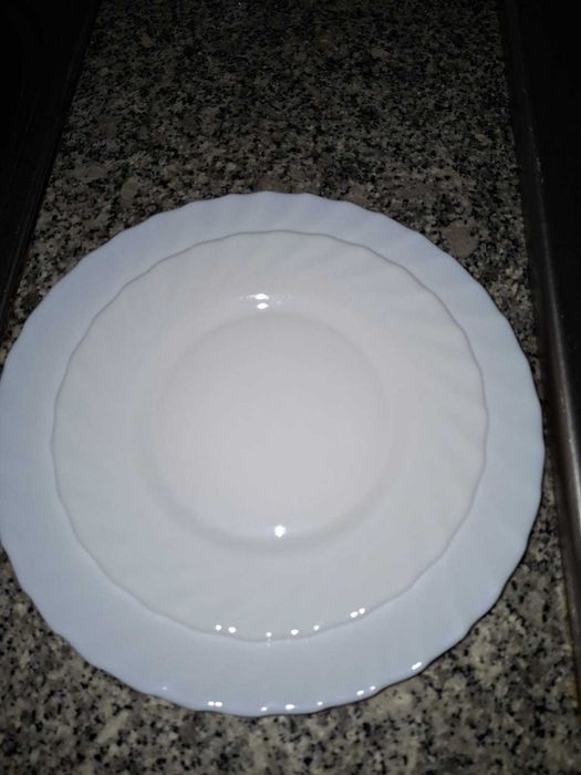 Serviço de loiça branco — 36 pratos + saladeira