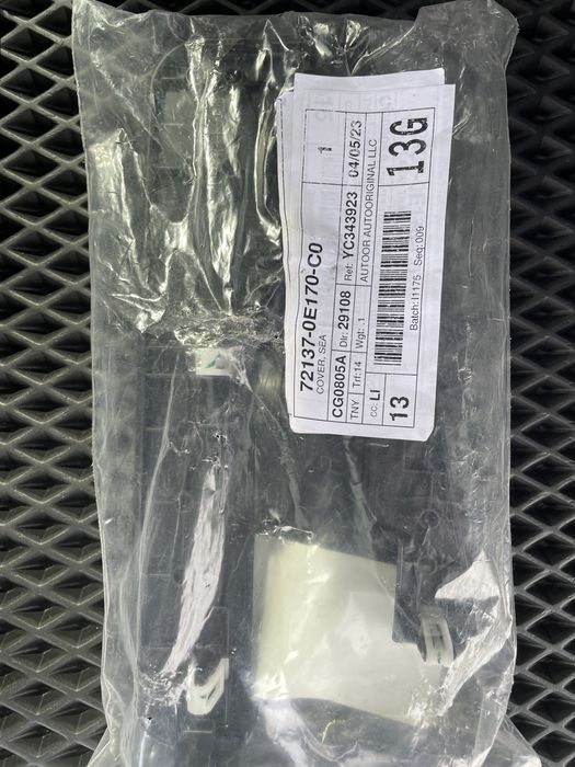 72137-0E170-C0 накладка (2 ряд сидінь) Toyota Highlander III