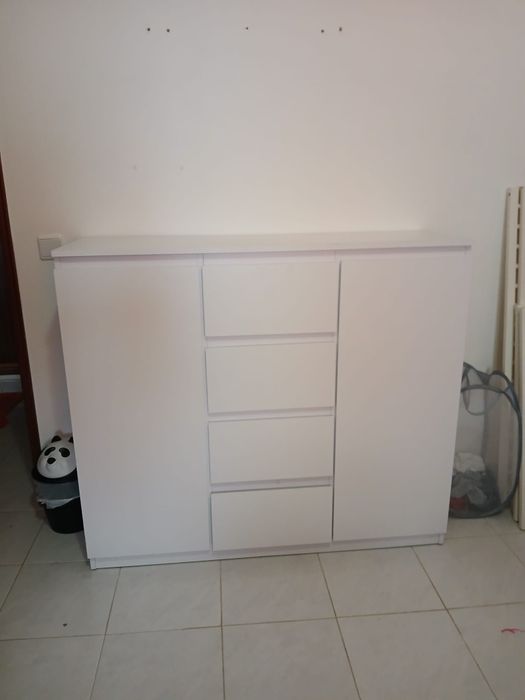 Cômoda branca usada