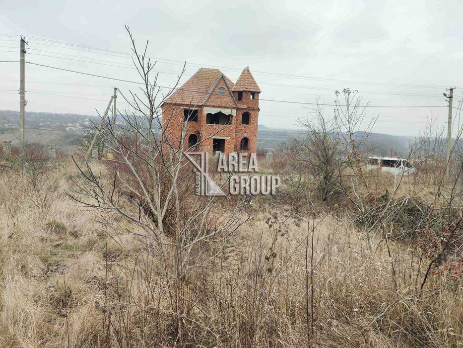 Продаж земельної ділянки під житлову забудову поблизу міста.