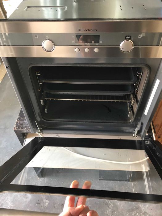 Piekarnik do zabudowy Electrolux EOB64201X używany uszkodzone drzwi