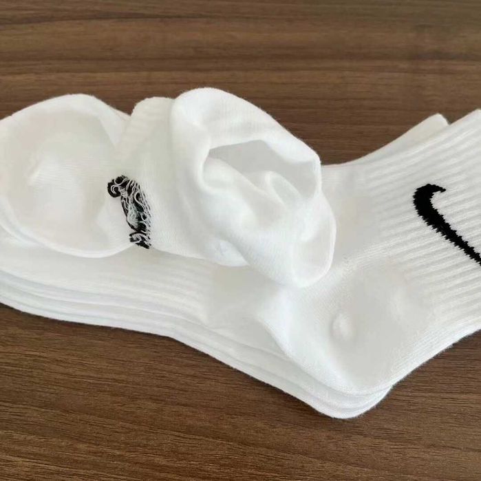 Skarpetki bawełniane Nike 6 par – czysta biel, unisex, średni stan